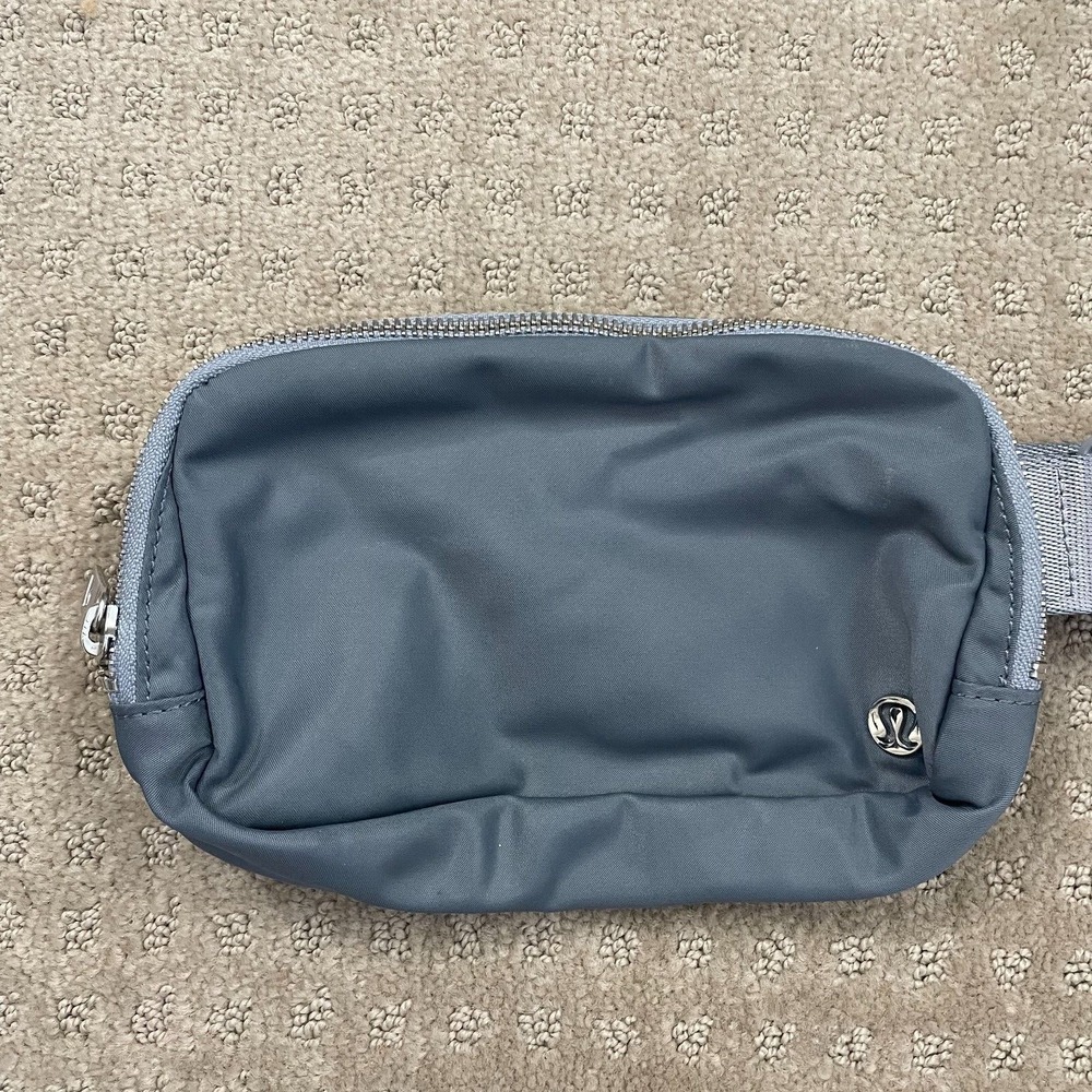 Lululemon Everywhere Belt Bag Gray 1L One‎ Size Water Repellent Zippered